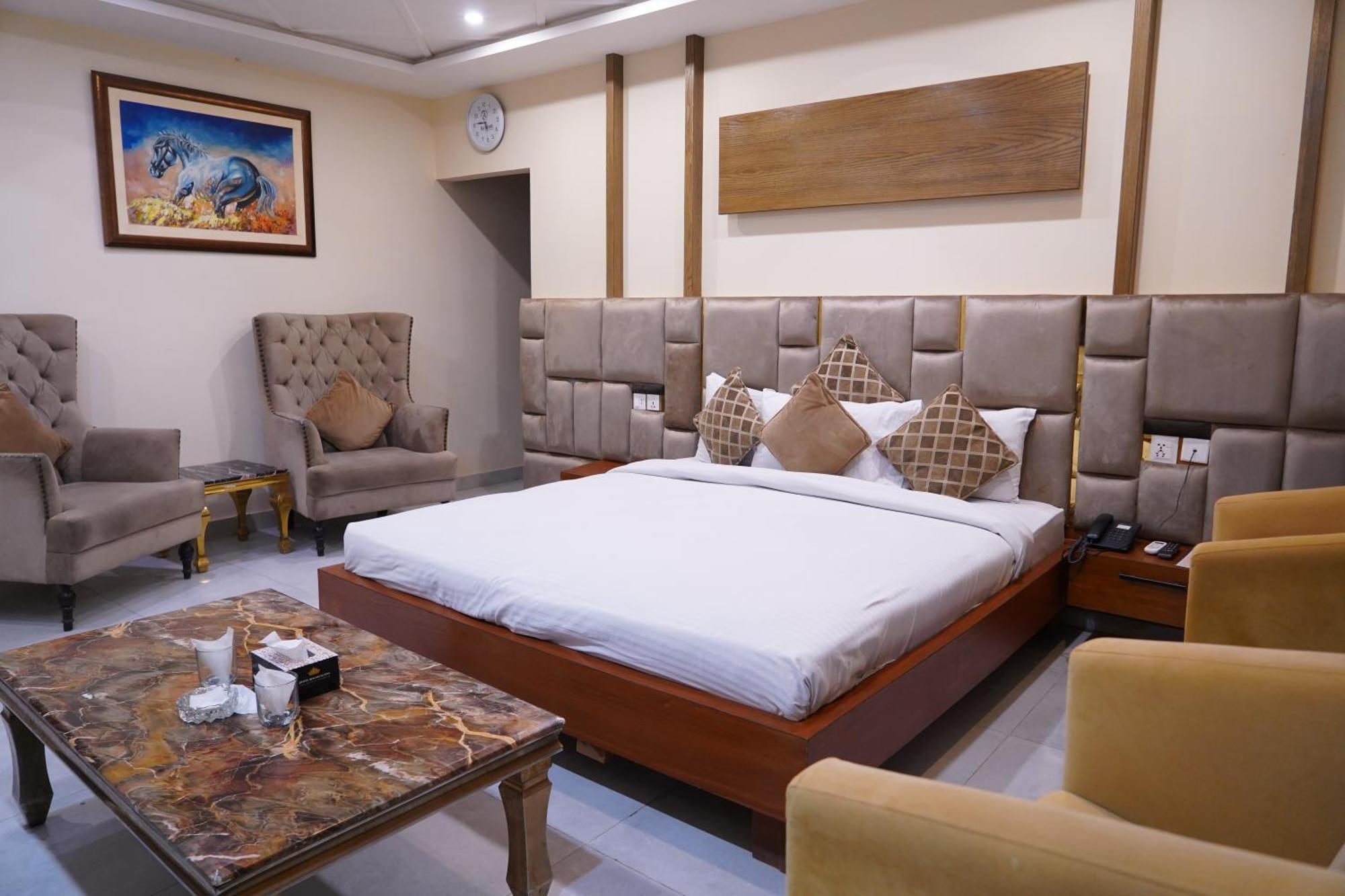 Hotel Avalon Suites 물탄 외부 사진