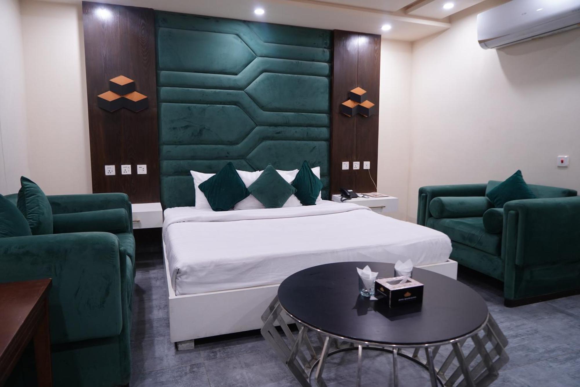 Hotel Avalon Suites 물탄 외부 사진