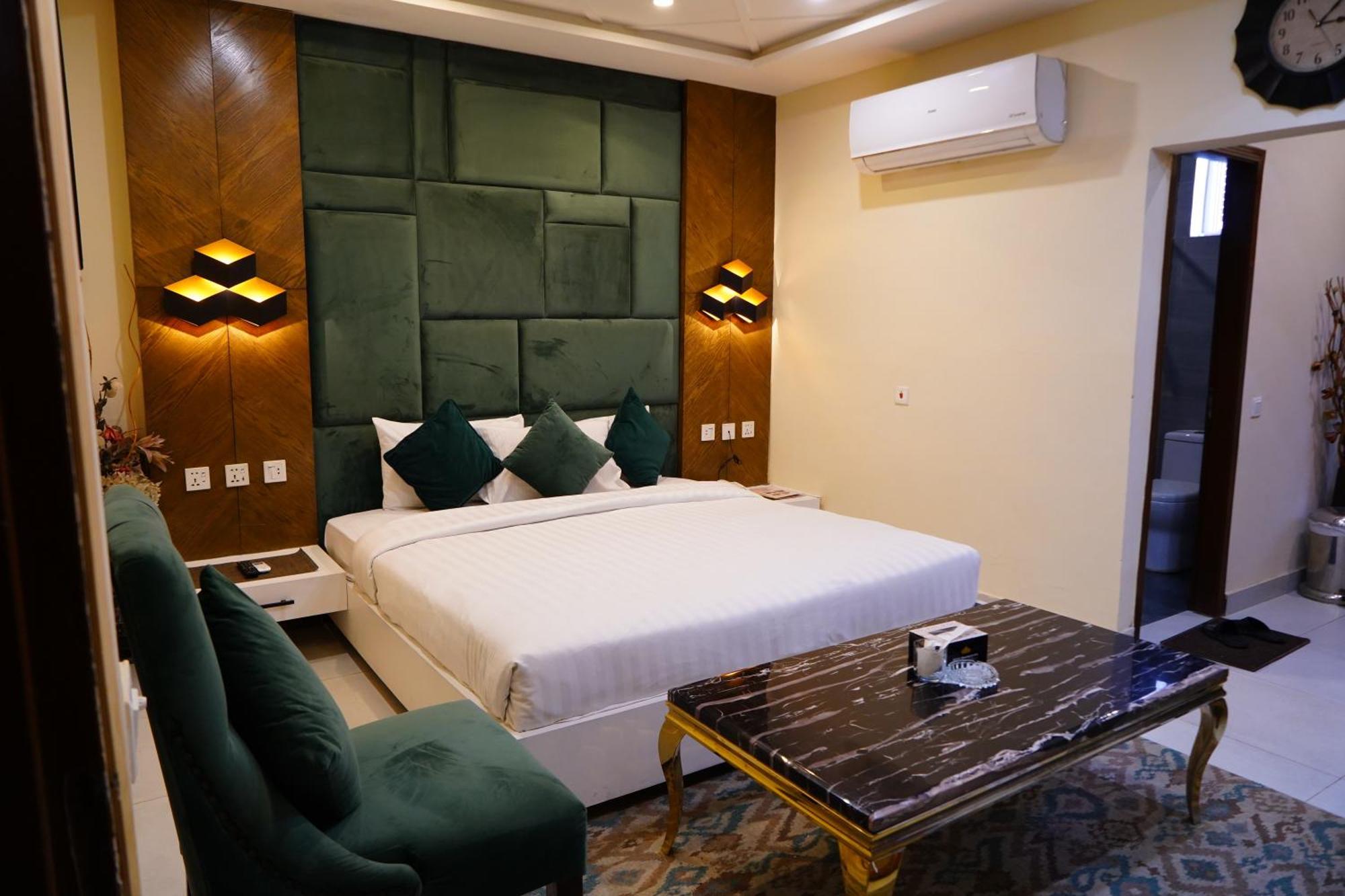 Hotel Avalon Suites 물탄 외부 사진