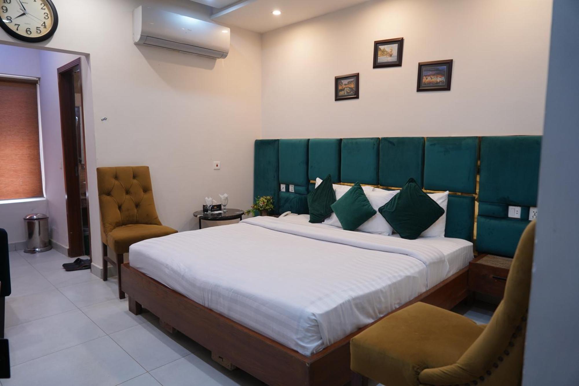 Hotel Avalon Suites 물탄 외부 사진