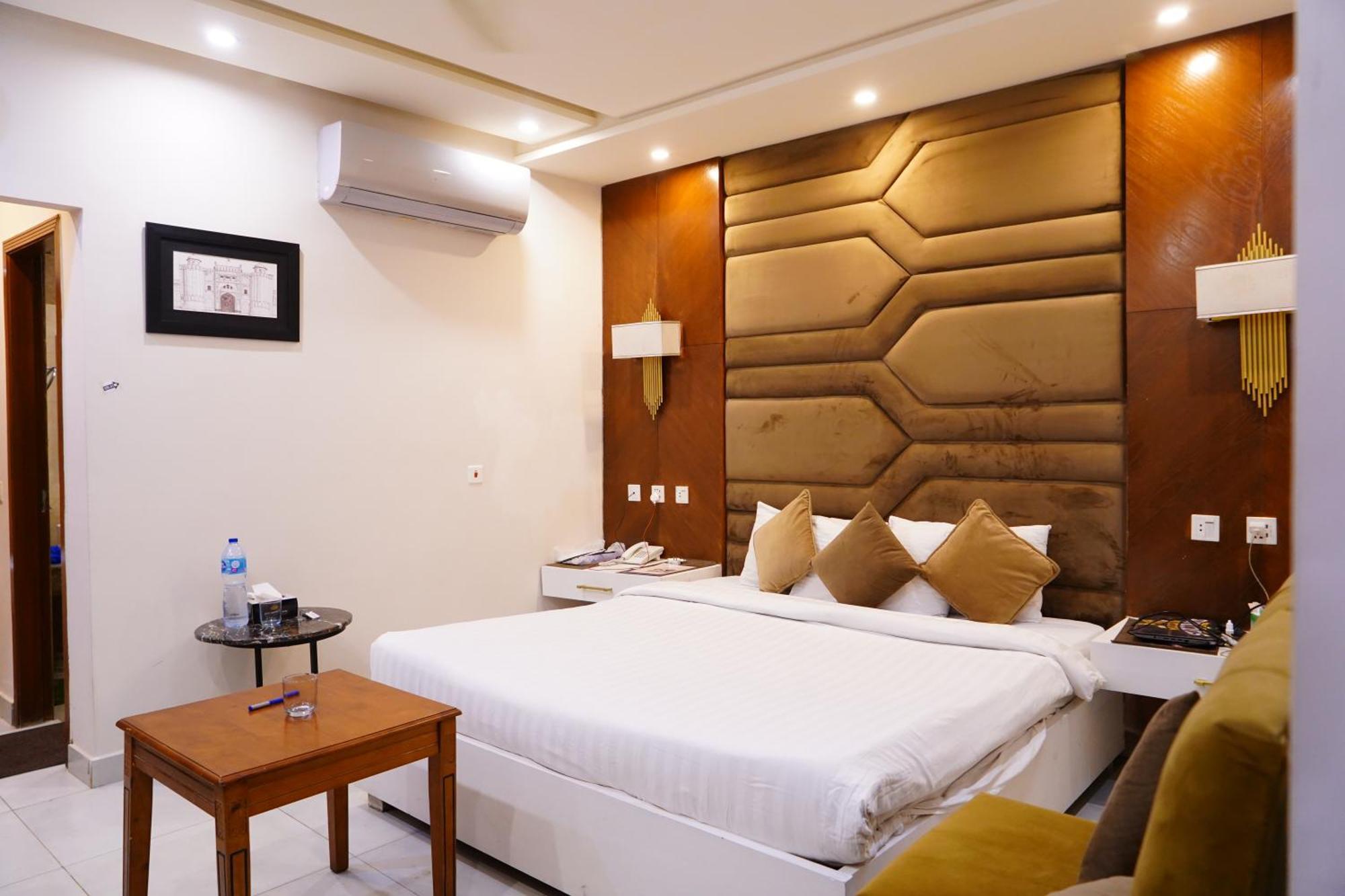 Hotel Avalon Suites 물탄 외부 사진
