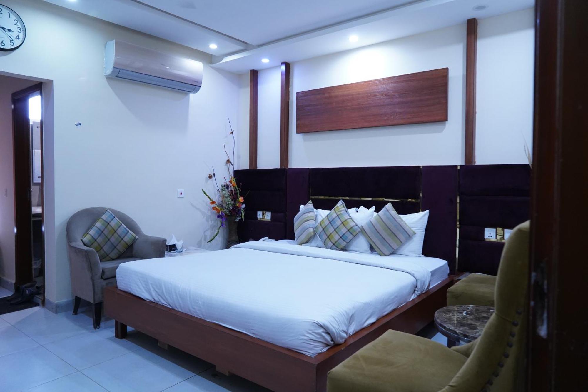Hotel Avalon Suites 물탄 외부 사진