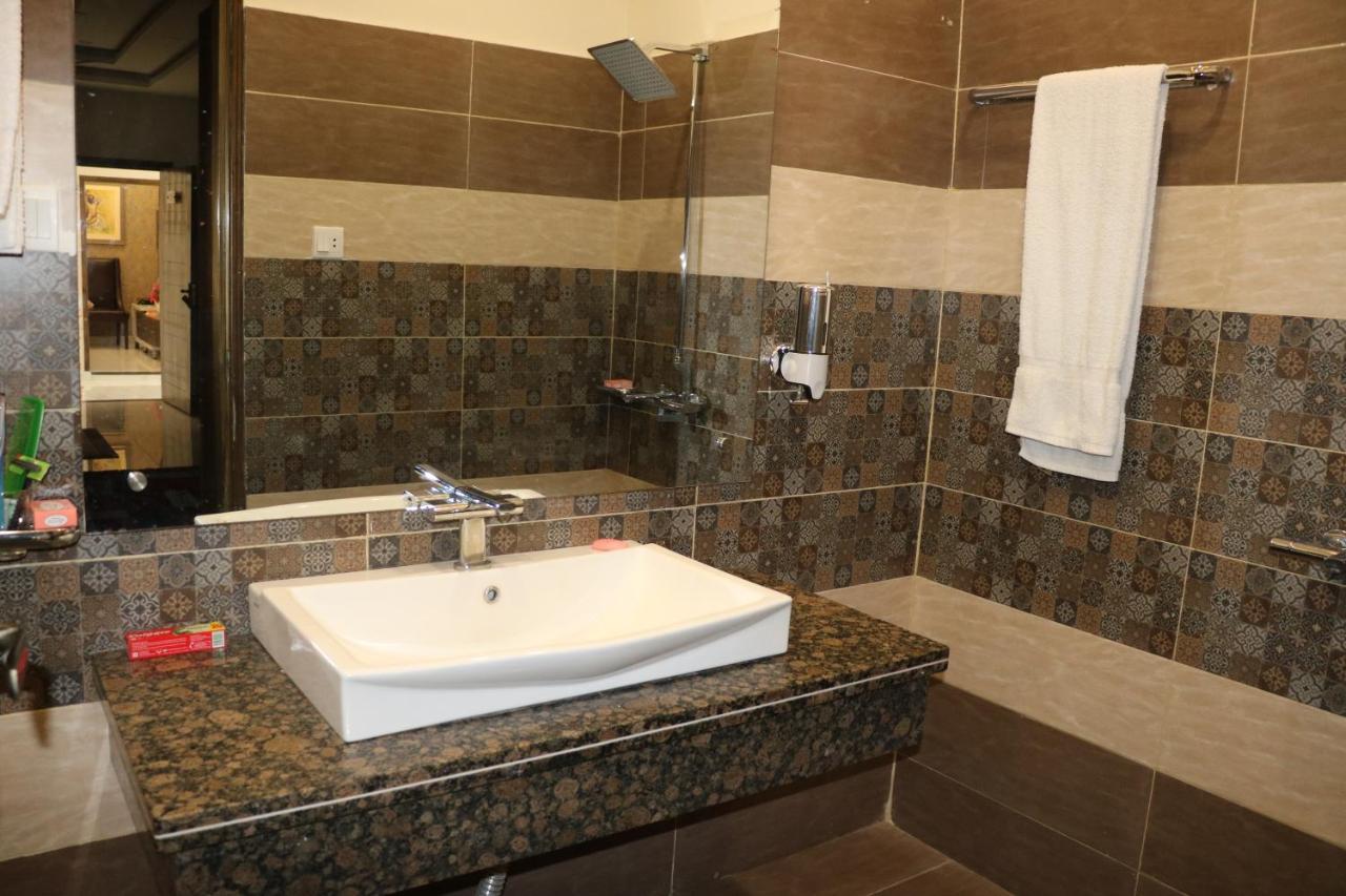 Hotel Avalon Suites 물탄 외부 사진