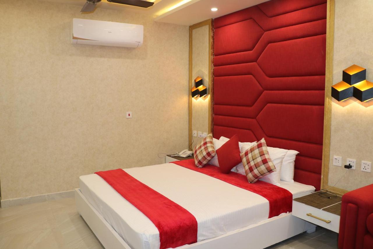 Hotel Avalon Suites 물탄 외부 사진